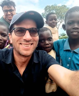 Bernd Broschek mit Kindern der Schule des Hilfswerks in Uganda