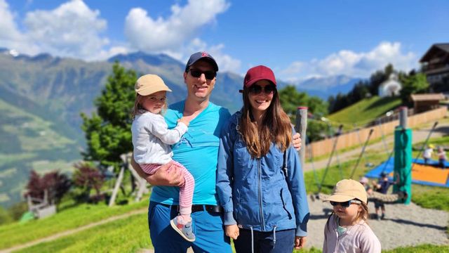 Bernd Broschek mit seiner Familie in den Bergen