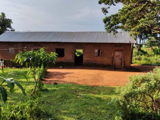 Übergabe von Schulmaterialien in Uganda