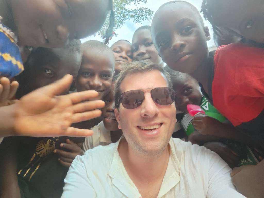 Bernd Broschek BEd mit Kindern in einer afrikanischen Gemeinschaft